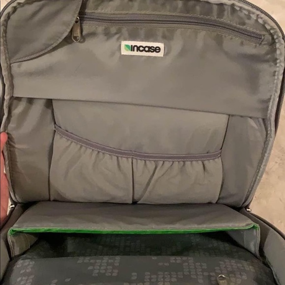 InCase laptop cross body bag - Picture 3 of 3